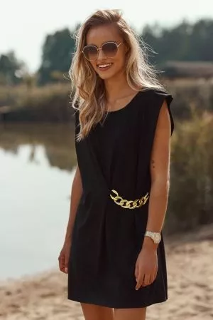 Rochie scurtă,  neagră,  fără mâneci,  cu lanț decorativ M712 - rochii de zi